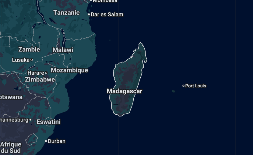 Enfants malgaches jouant au football avec l'association Zatovo